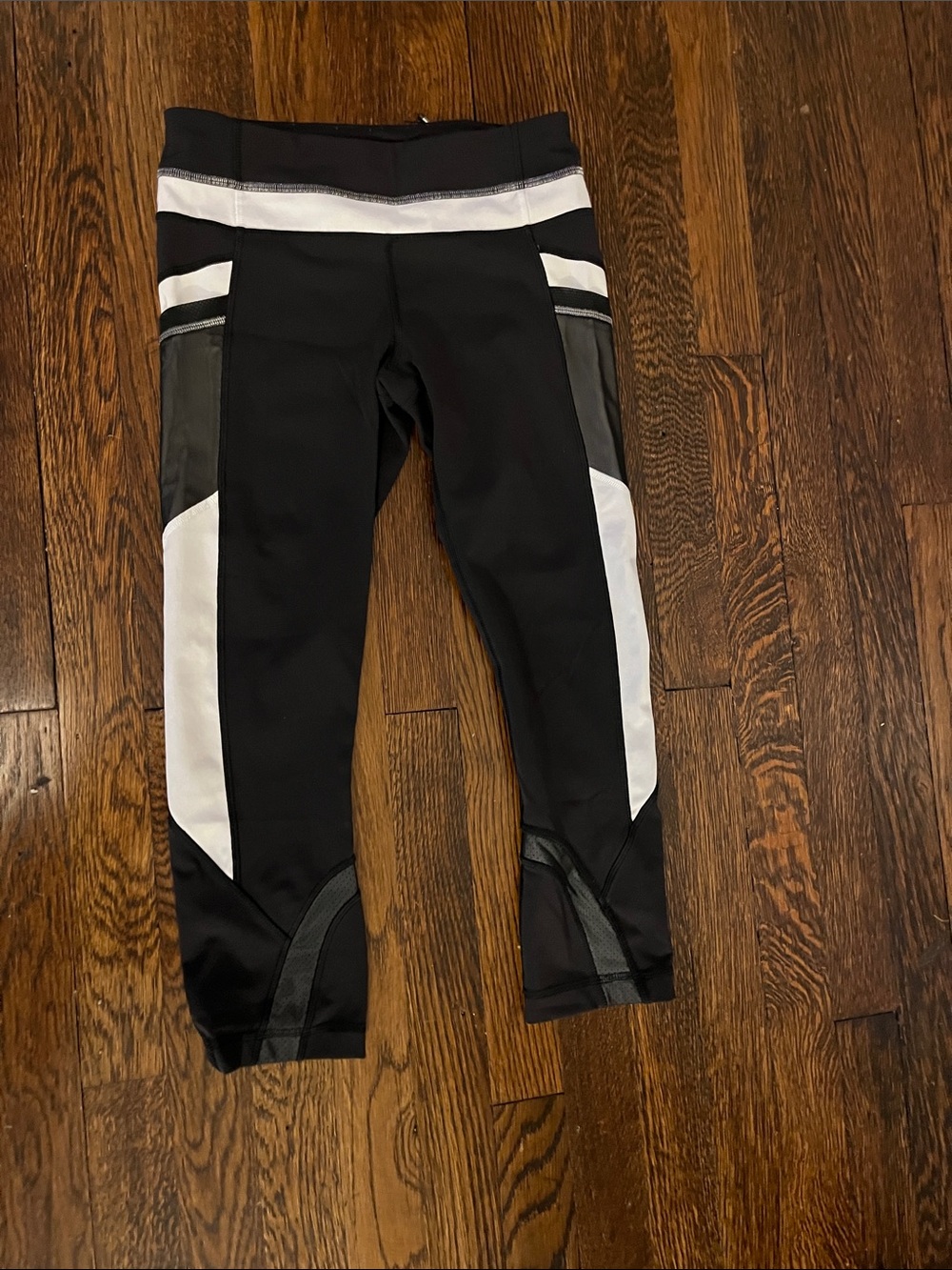 Ladies XS-sm Lululemon Black and White Athletic Leggings